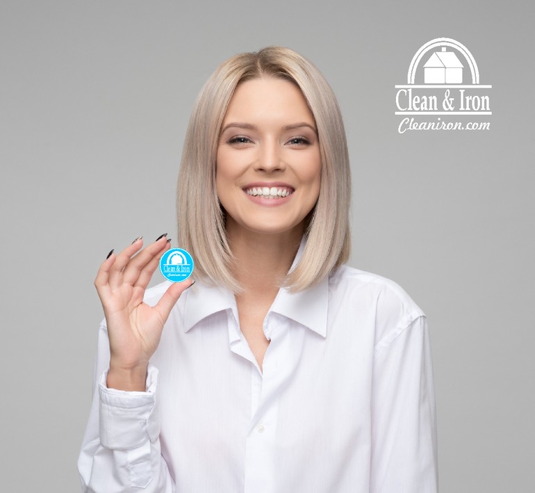 Clienta satisfecha con los servicios de clean and iron Clienta satisfecha